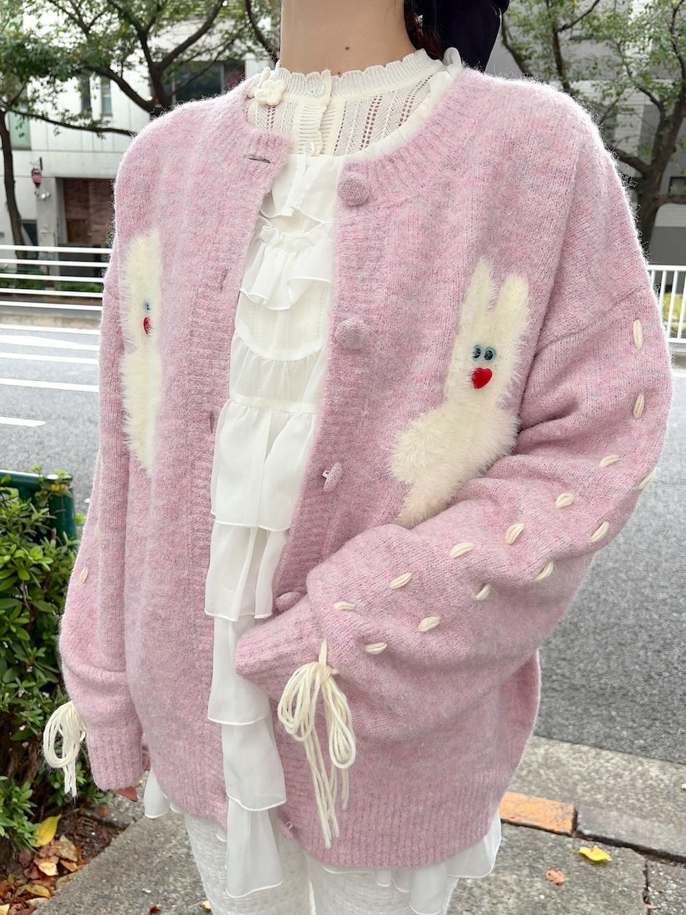 ホワイト系のシャツ/ブラウス、ピンク系のカーディガン/ボレロ、ホワイト系のニット/セーターを着用したレディースの秋コーディネートの6枚目の写真