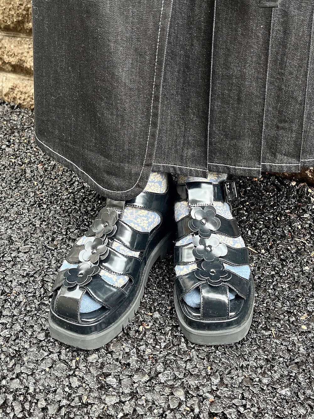 ブラック系のサンダル、ブラック系のデニムスカート、ホワイト系のシャツ/ブラウスを着用したレディースの春コーディネートの4枚目の写真