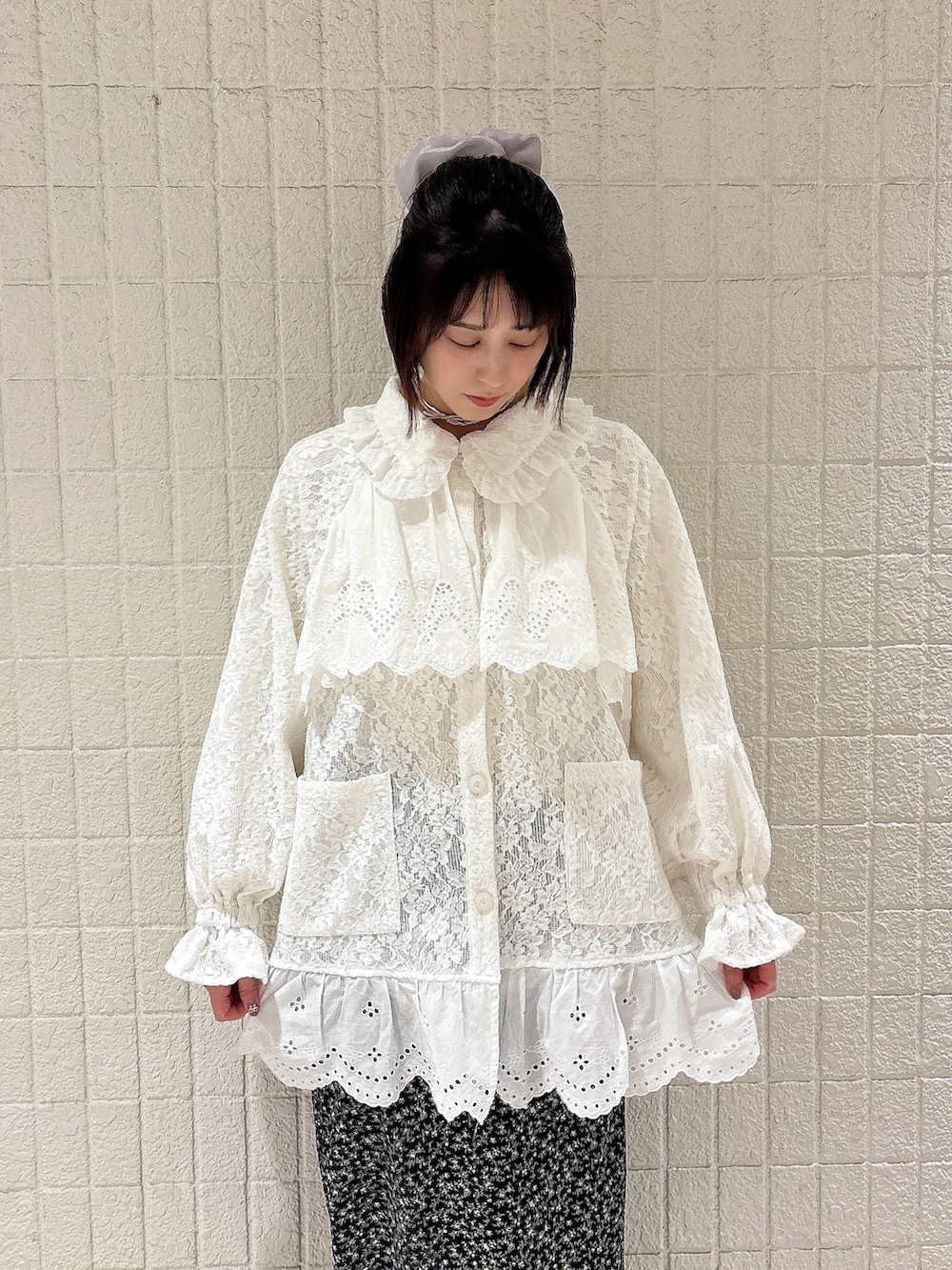 ホワイト系のテーラードジャケット、ホワイト系のTシャツ/カットソー、ブラック系のスカートを着用したレディースの春コーディネートの3枚目の写真