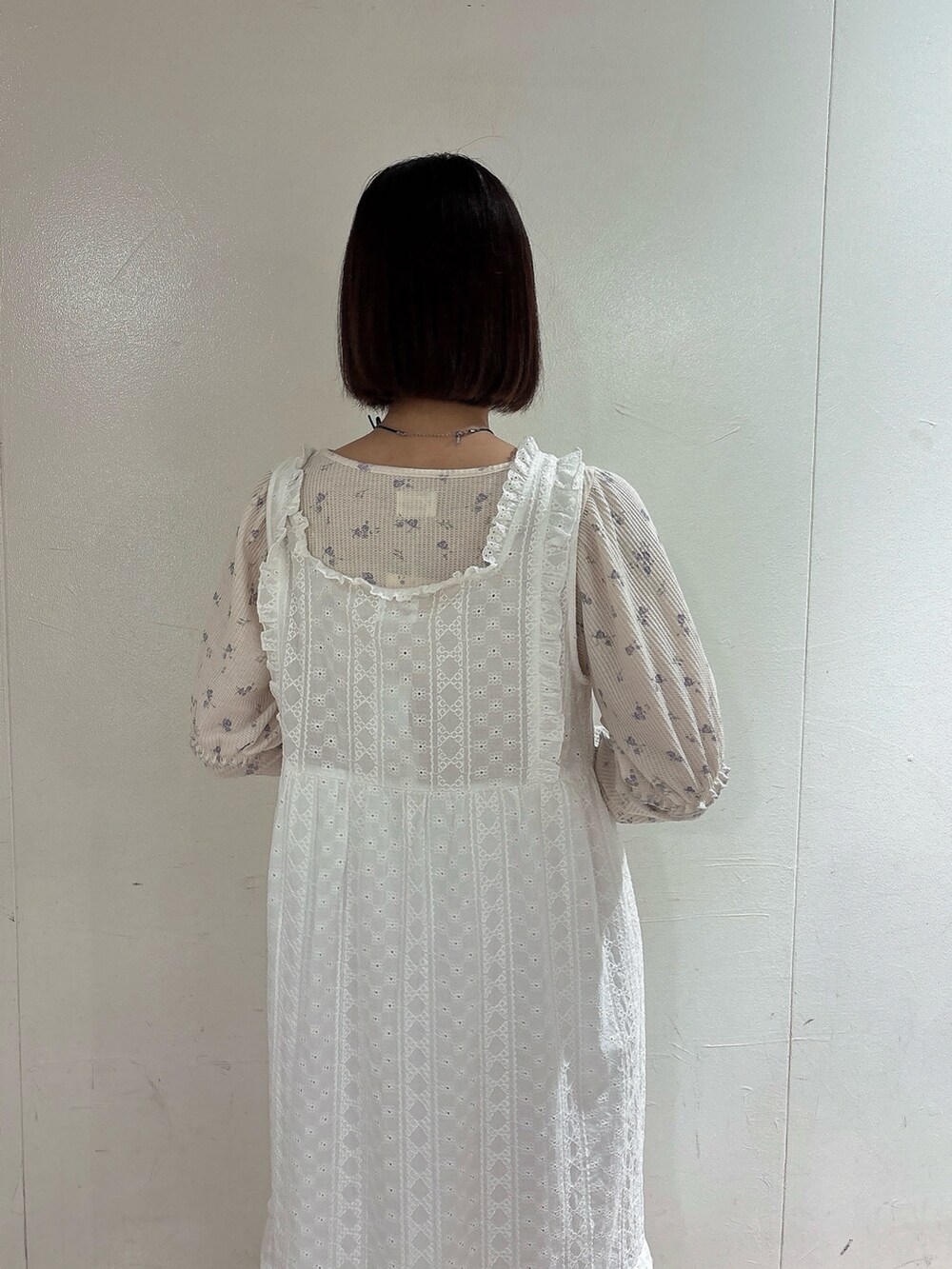 パープル系のTシャツ/カットソー、ホワイト系のワンピース、ホワイト系のショルダーバッグを着用したレディースの春コーディネートの4枚目の写真