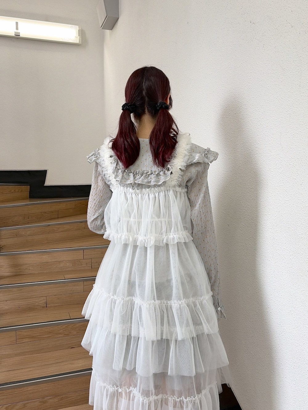 ブルー系のシャツ/ブラウス、ホワイト系のワンピース、ホワイト系のスニーカーを着用したレディースの夏コーディネートの4枚目の写真