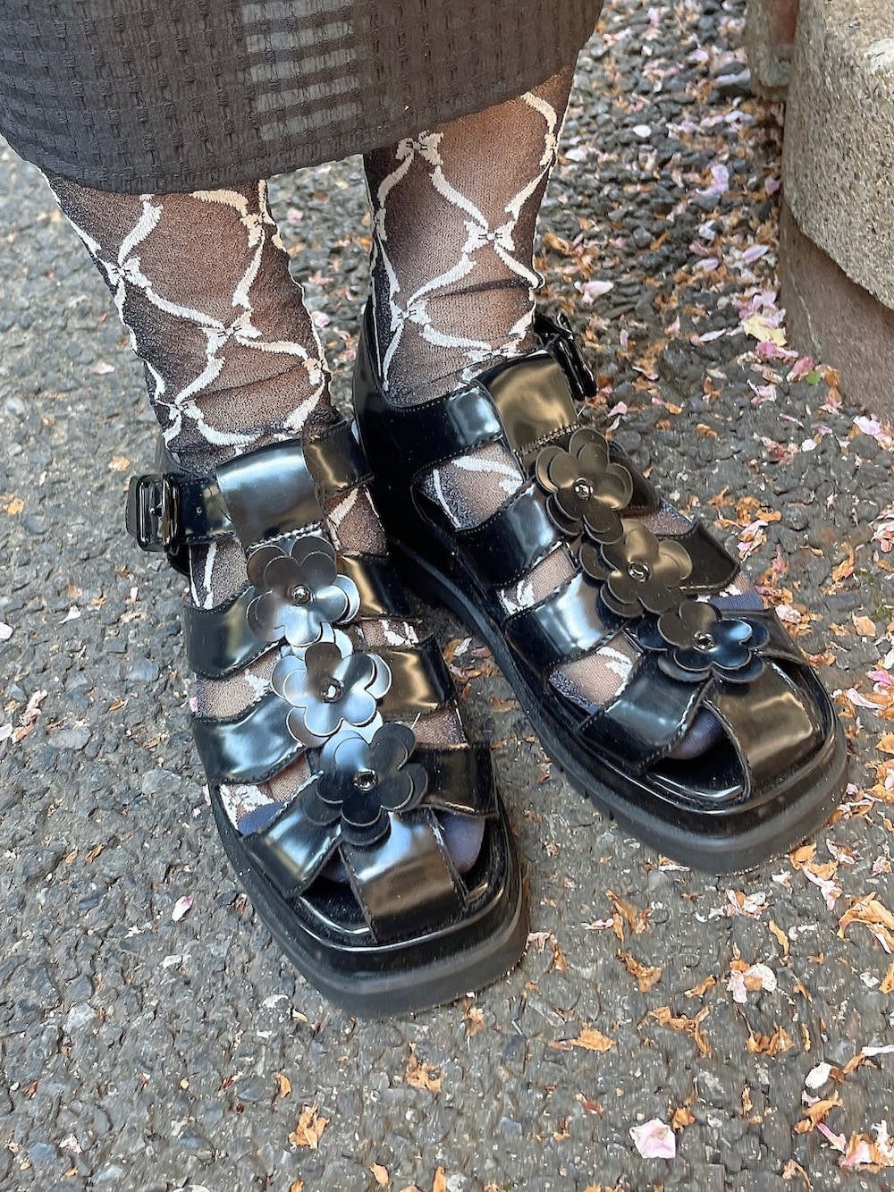 ブラック系のサンダル、グリーン系のTシャツ/カットソー、ブラック系のワンピースを着用したレディースの春コーディネートの4枚目の写真