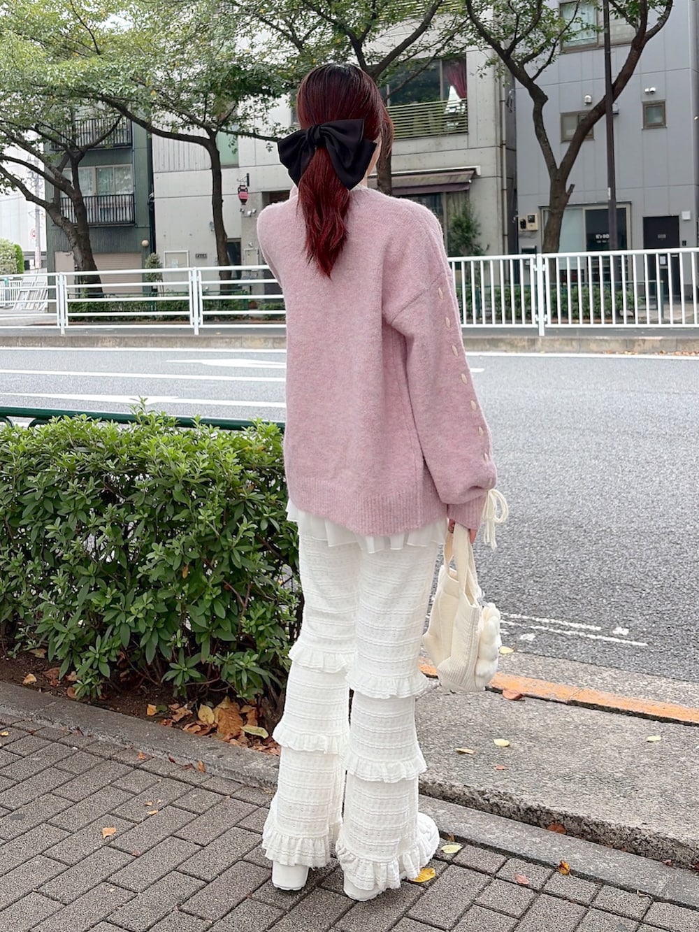 ホワイト系のシャツ/ブラウス、ピンク系のカーディガン/ボレロ、ホワイト系のニット/セーターを着用したレディースの秋コーディネートの3枚目の写真