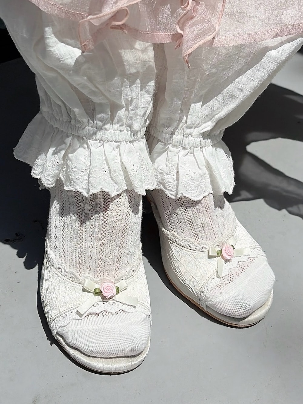 ピンク系のワンピース、ベージュ系のショルダーバッグ、ホワイト系のその他パンツを着用したレディースの春コーディネートの8枚目の写真