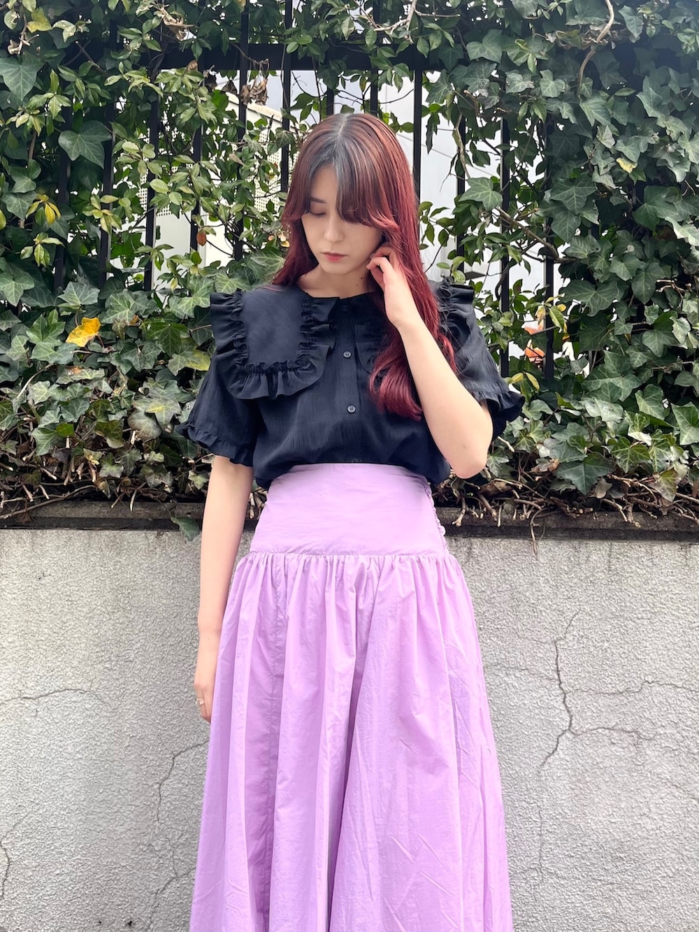 ブラック系のシャツ/ブラウス、ピンク系のスカート、ブラック系のサンダルを着用したレディースの春コーディネートの2枚目の写真