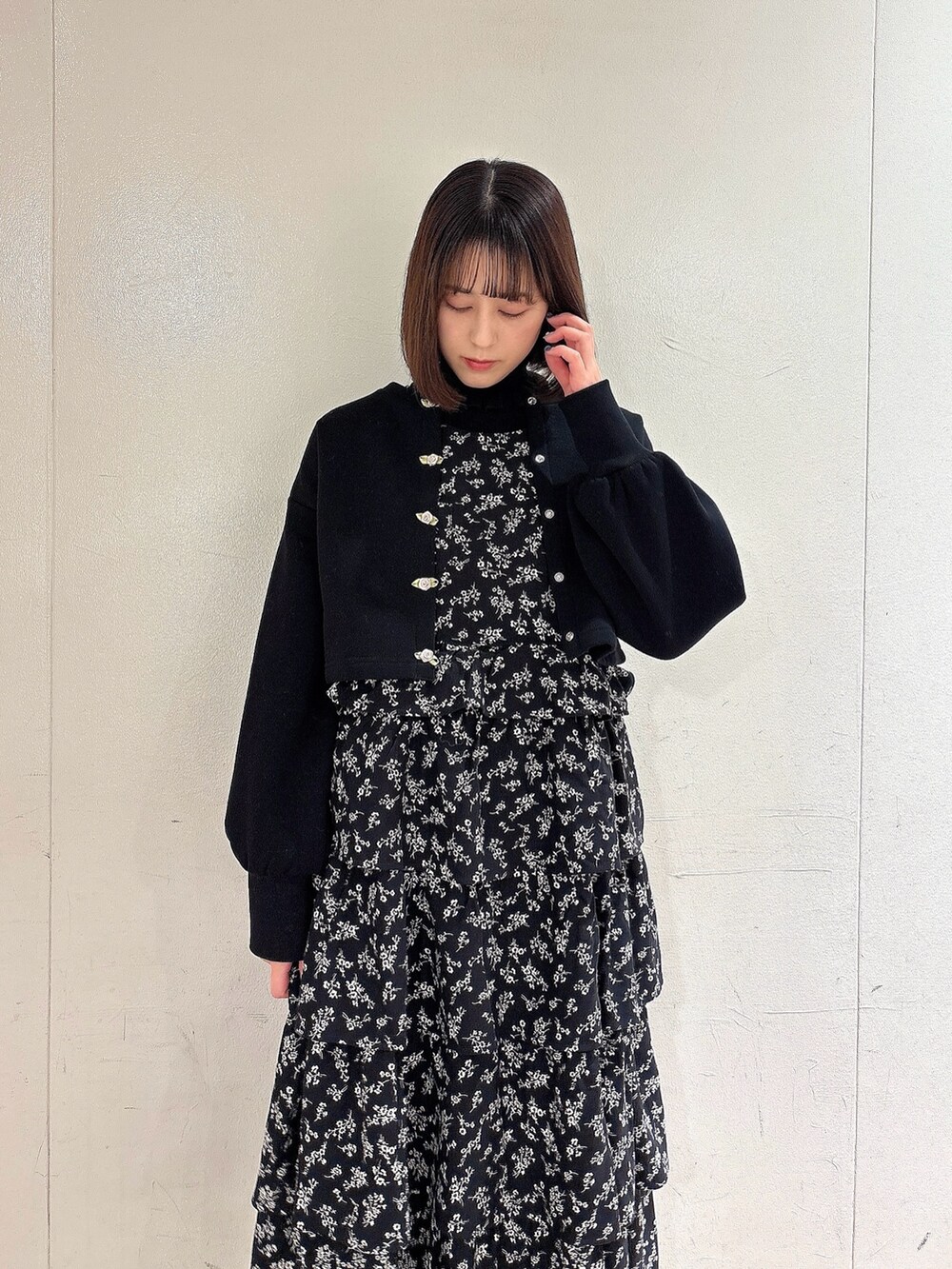 ブラック系のワンピース、ブラック系のパンプス、ブラック系のカーディガン/ボレロを着用したレディースの冬コーディネートの3枚目の写真