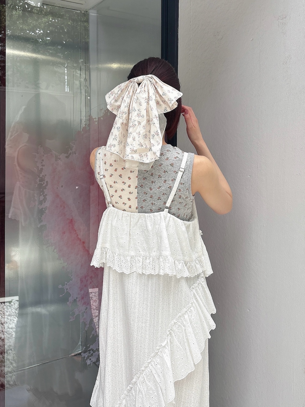 ブルー系のショルダーバッグ、ホワイト系のワンピース、ホワイト系のサンダルを着用したレディースの夏コーディネートの5枚目の写真