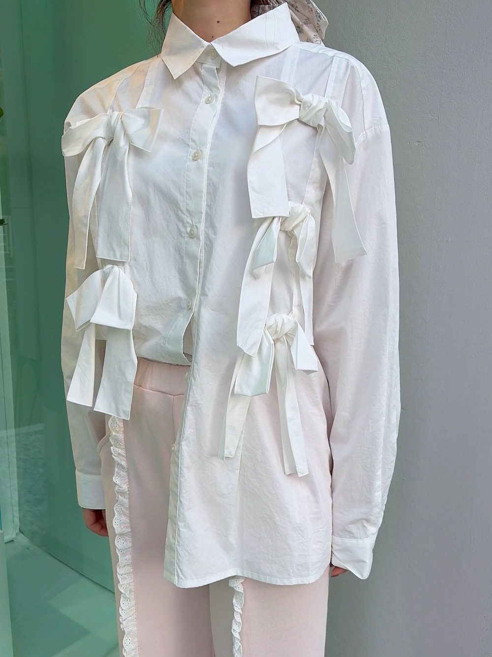 ホワイト系のシャツ/ブラウス、ピンク系のスウェットパンツ、ホワイト系のバレエシューズを着用したレディースの冬コーディネートの5枚目の写真