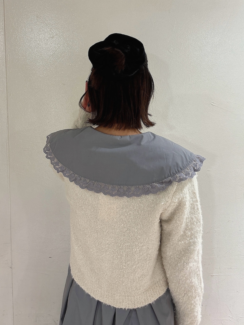 ホワイト系のダウンジャケット/コート、ホワイト系のカーディガン/ボレロ、グレー系のワンピースを着用したレディースの秋コーディネートの7枚目の写真