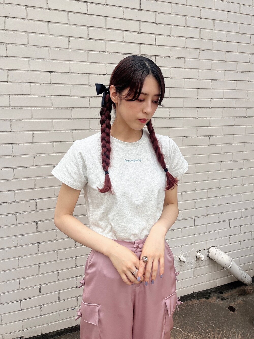 ピンク系のカーゴパンツ、ブラック系のサンダル、グレー系のTシャツ/カットソーを着用したレディースの夏コーディネートの2枚目の写真