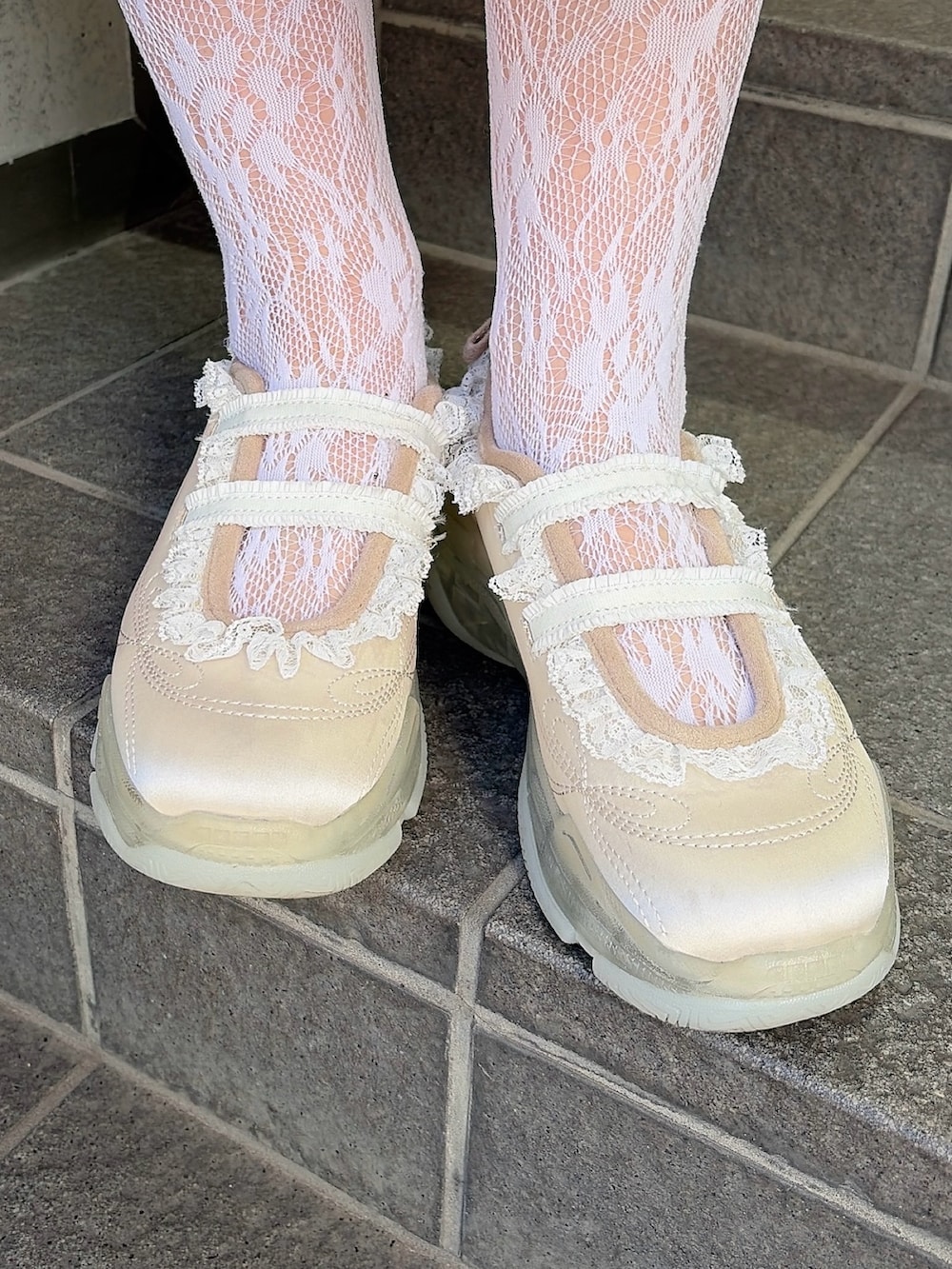 グレー系のシャツ/ブラウス、ホワイト系のスカート、ホワイト系のスニーカーを着用したレディースの冬コーディネートの7枚目の写真