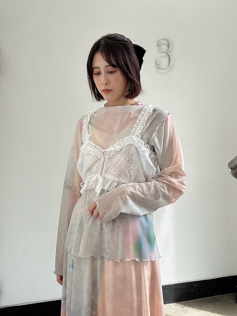 ピンク系のスカート、ホワイト系のシャツ/ブラウス、ピンク系のTシャツ/カットソーを着用したレディースの夏コーディネートの3枚目の写真