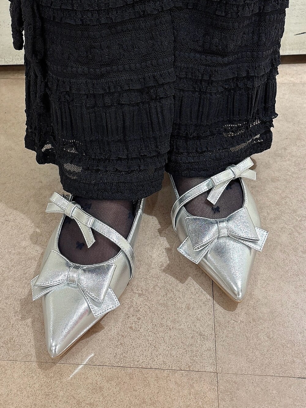 ブルー系のブルゾン、ブラック系のその他パンツ、シルバー系のパンプスを着用したレディースの冬コーディネートの6枚目の写真