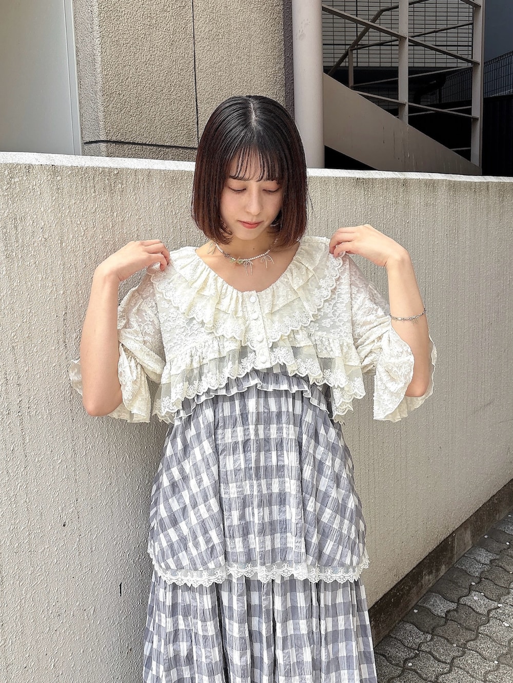 ホワイト系のカーディガン/ボレロ、グレー系のワンピース、ホワイト系のバレエシューズを着用したレディースの春コーディネートの3枚目の写真