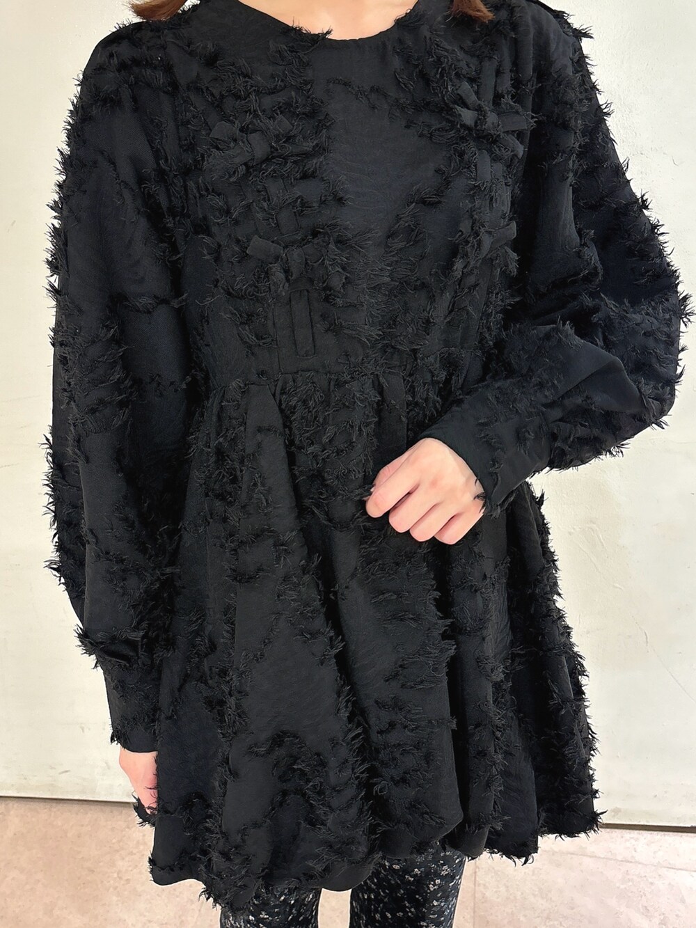 ブラック系のワンピース、ブラック系のスラックス、ブラック系のローファーを着用したレディースの秋コーディネートの6枚目の写真