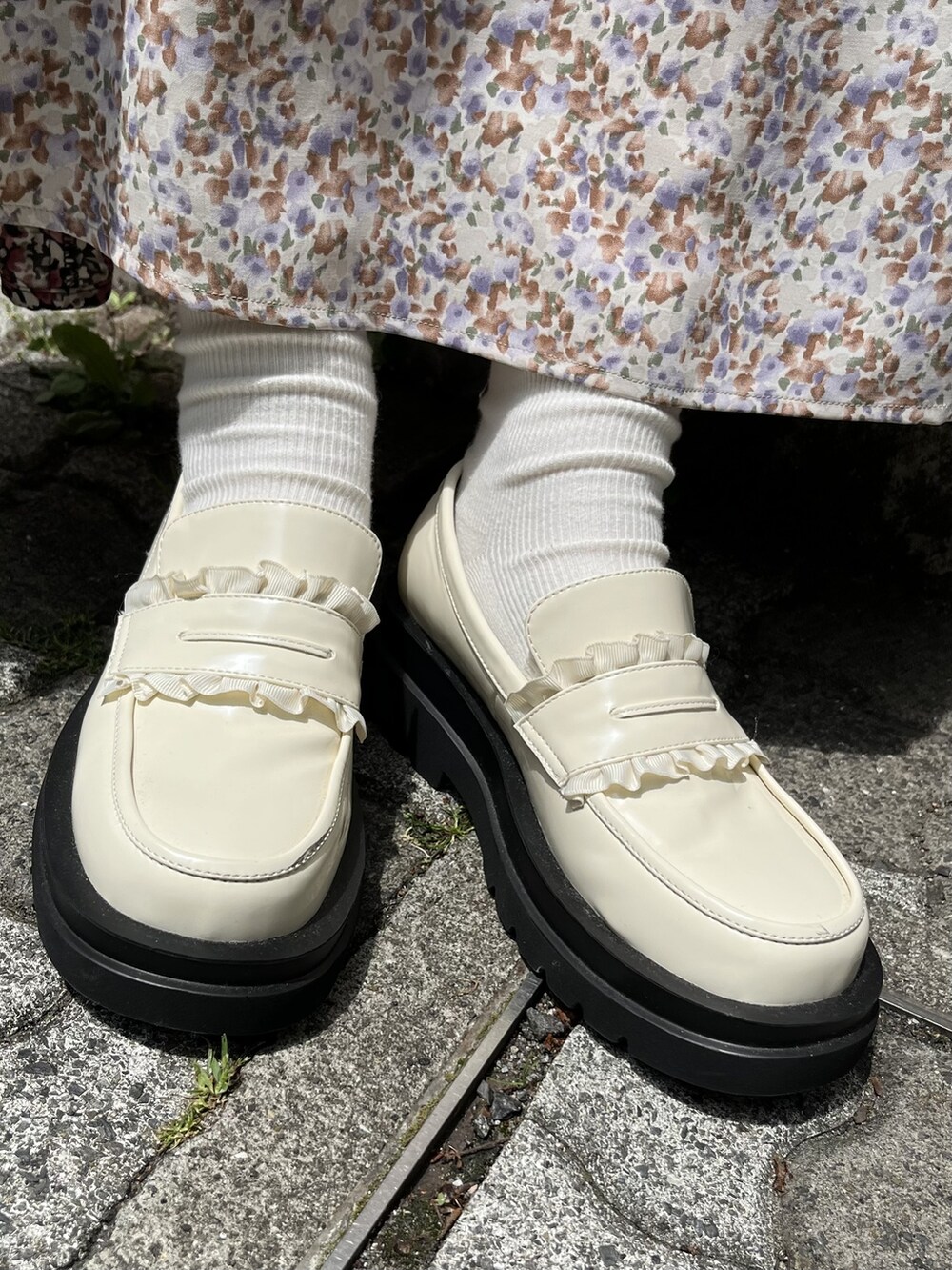 ピンク系のシャツ/ブラウス、ブラック系のスカート、ホワイト系のローファーを着用したレディースの春コーディネートの3枚目の写真