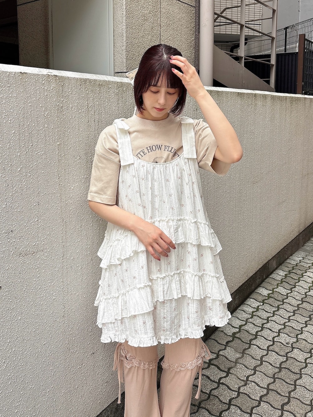 ピンク系のワンピース、ピンク系のスウェットパンツ、ホワイト系のサンダルを着用したレディースの夏コーディネートの3枚目の写真