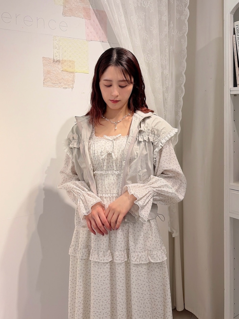 ホワイト系のベスト、ホワイト系のワンピース、ホワイト系のその他パンツを着用したレディースの冬コーディネートの3枚目の写真