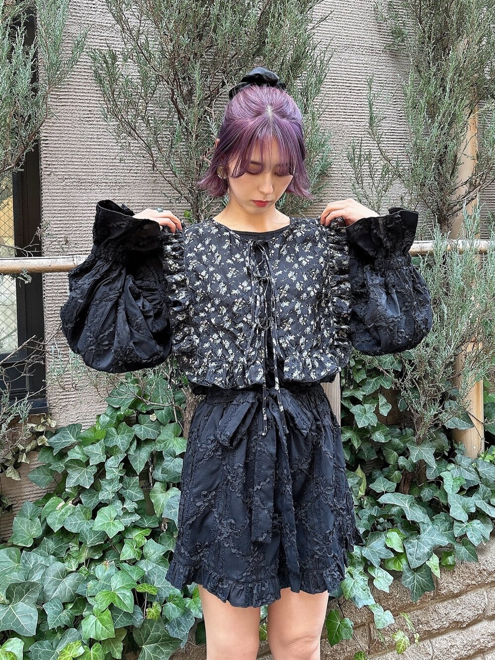 ブラック系のサンダル、ブラック系のつなぎ/オールインワン、ブラック系の付け襟を着用したレディースの冬コーディネートの3枚目の写真