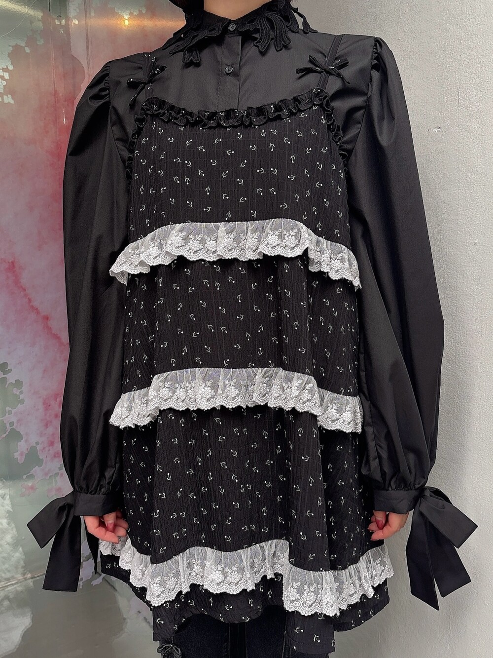 ブラック系のチュニック、ブラック系のシャツ/ブラウス、ブラック系のデニムパンツを着用したレディースの夏コーディネートの5枚目の写真