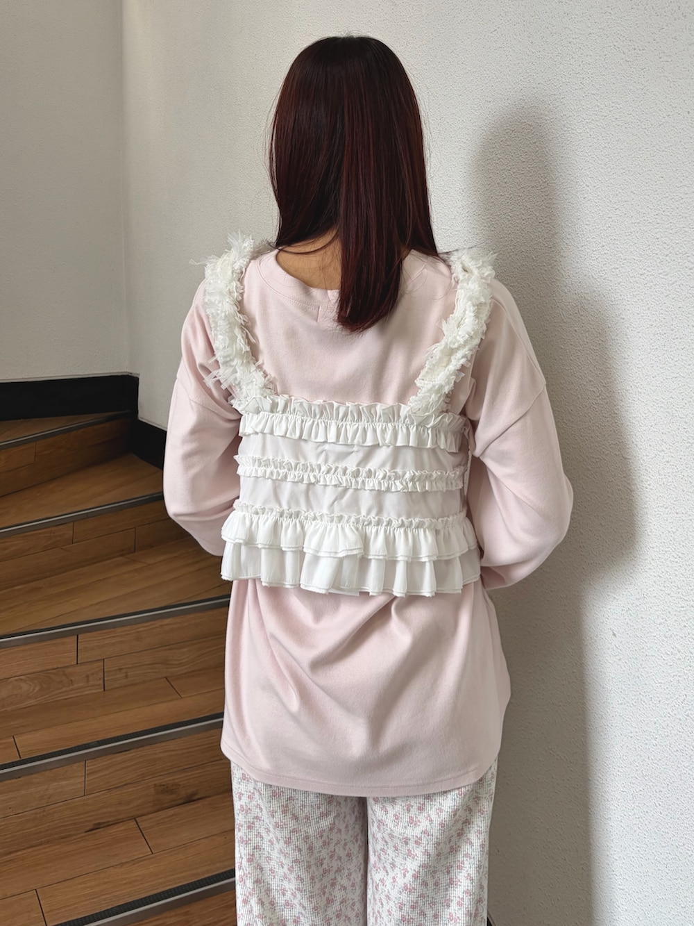 ピンク系のTシャツ/カットソー、ホワイト系のキャミソール、ピンク系のカーゴパンツを着用したレディースの夏コーディネートの4枚目の写真