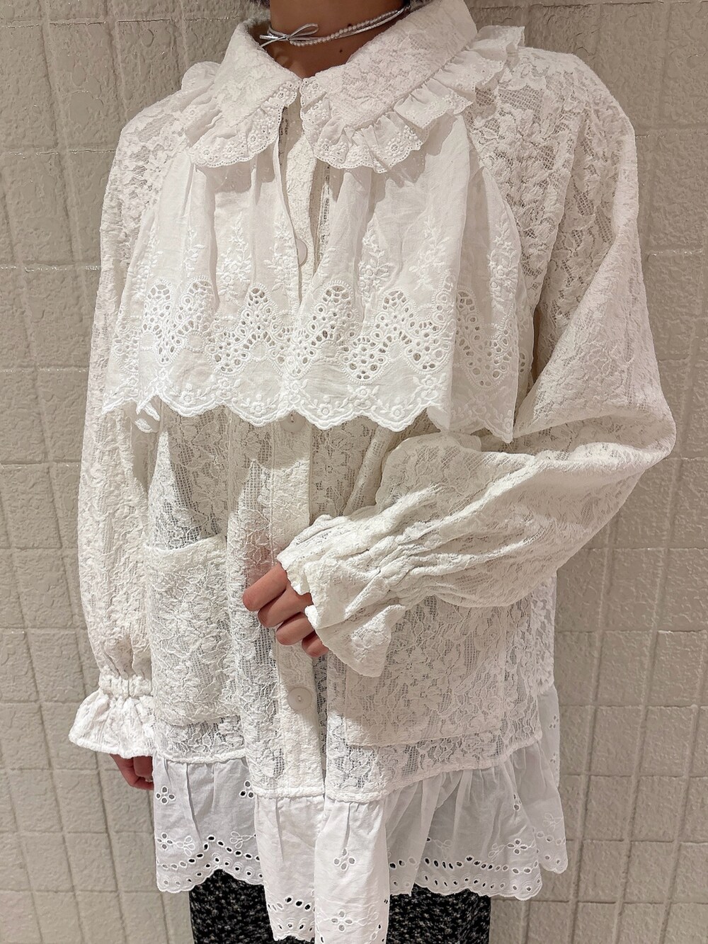 ホワイト系のテーラードジャケット、ホワイト系のTシャツ/カットソー、ブラック系のスカートを着用したレディースの春コーディネートの5枚目の写真