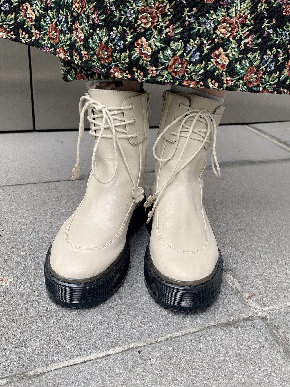 ホワイト系のブーツ、ブラック系のその他アウター、ブラック系のスウェットを着用したレディースの秋コーディネートの4枚目の写真