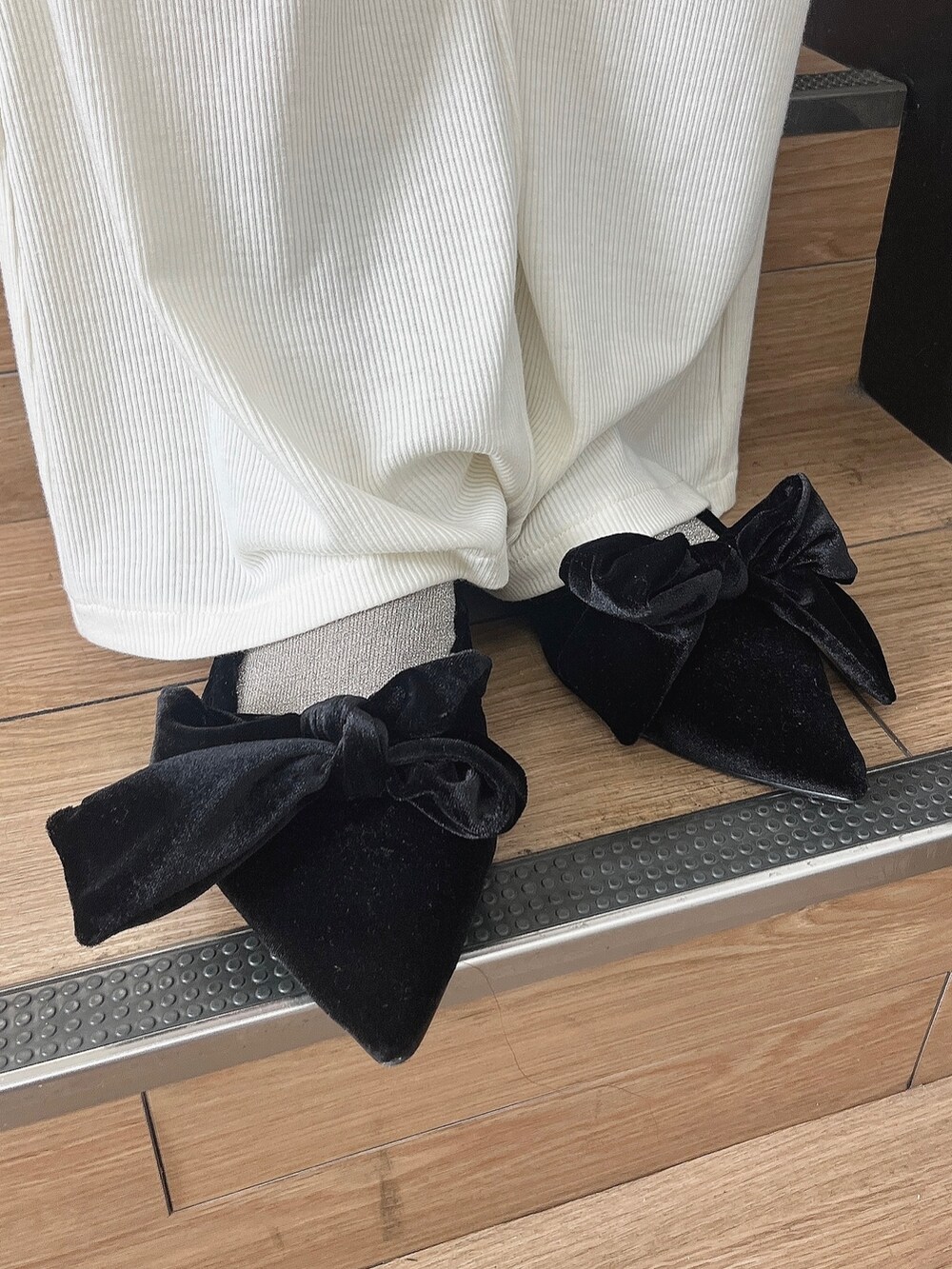 レッド系のワンピース、ブラック系のパンプス、ホワイト系のレギンス/スパッツを着用したレディースの夏コーディネートの3枚目の写真