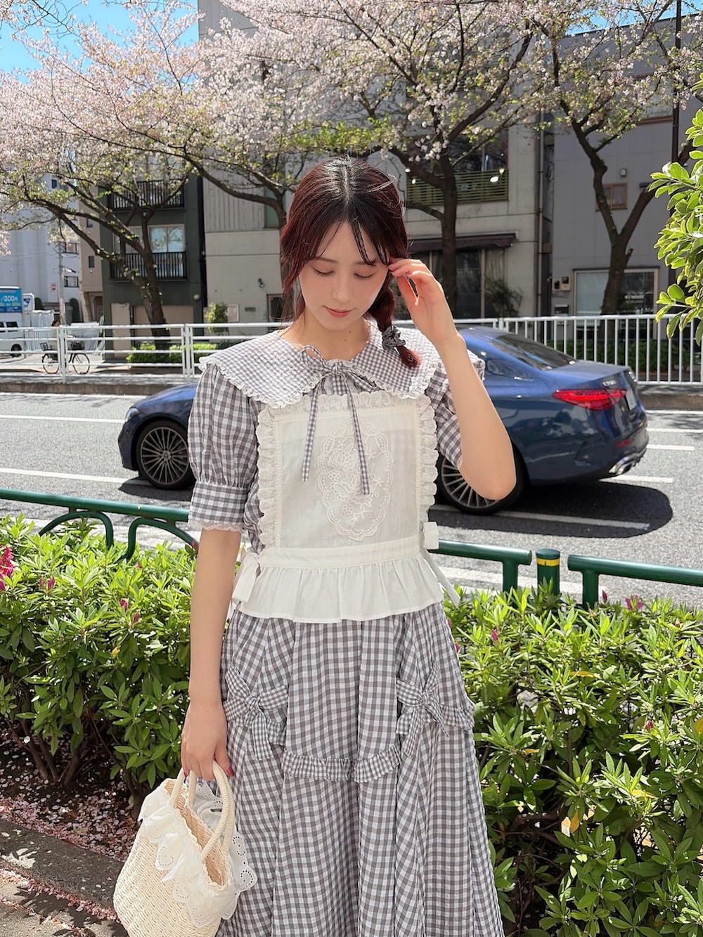 グレー系のシャツ/ブラウス、グレー系のスカート、ホワイト系のシャツ/ブラウスを着用したレディースの春コーディネートの3枚目の写真