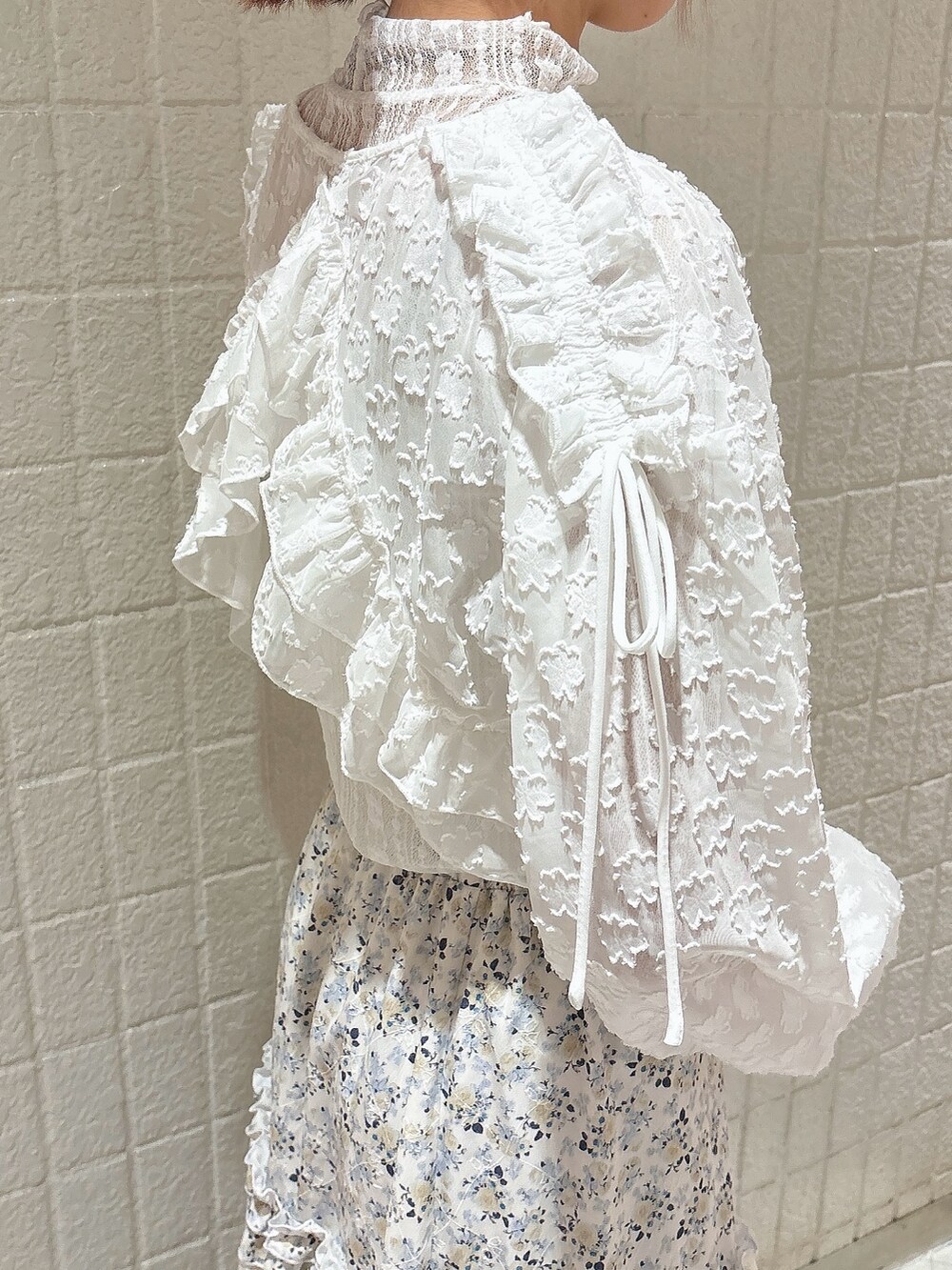 イエロー系のスカート、ホワイト系のスニーカー、ホワイト系のシャツ/ブラウスを着用したレディースの春コーディネートの6枚目の写真