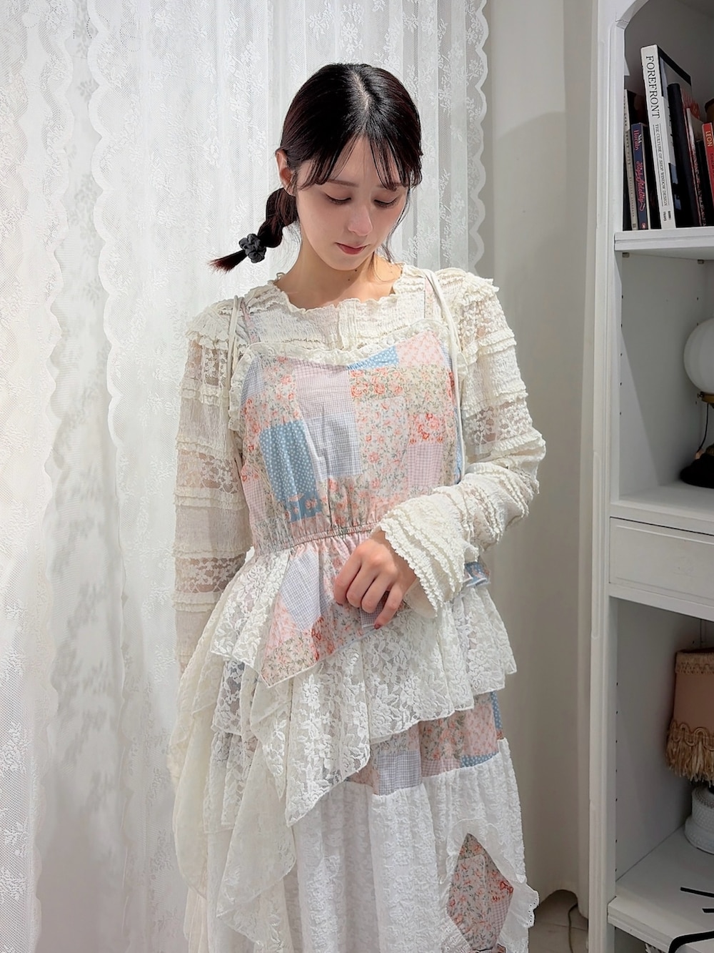 ホワイト系のTシャツ/カットソー、ピンク系のキャミソール、ピンク系のスカートを着用したレディースの春コーディネートの3枚目の写真
