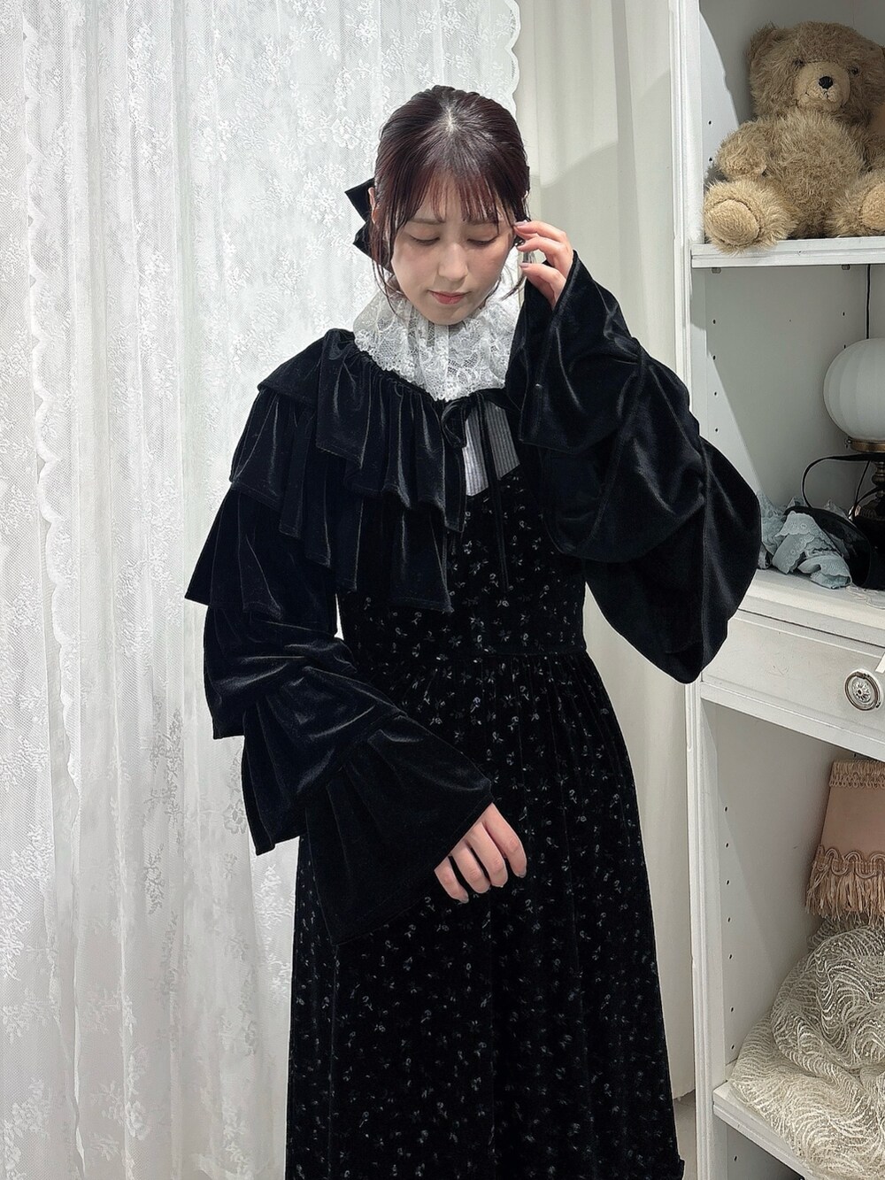 その他のワンピース、ブラック系のカーディガン/ボレロ、グレー系のニット/セーターを着用したレディースの秋コーディネートの3枚目の写真