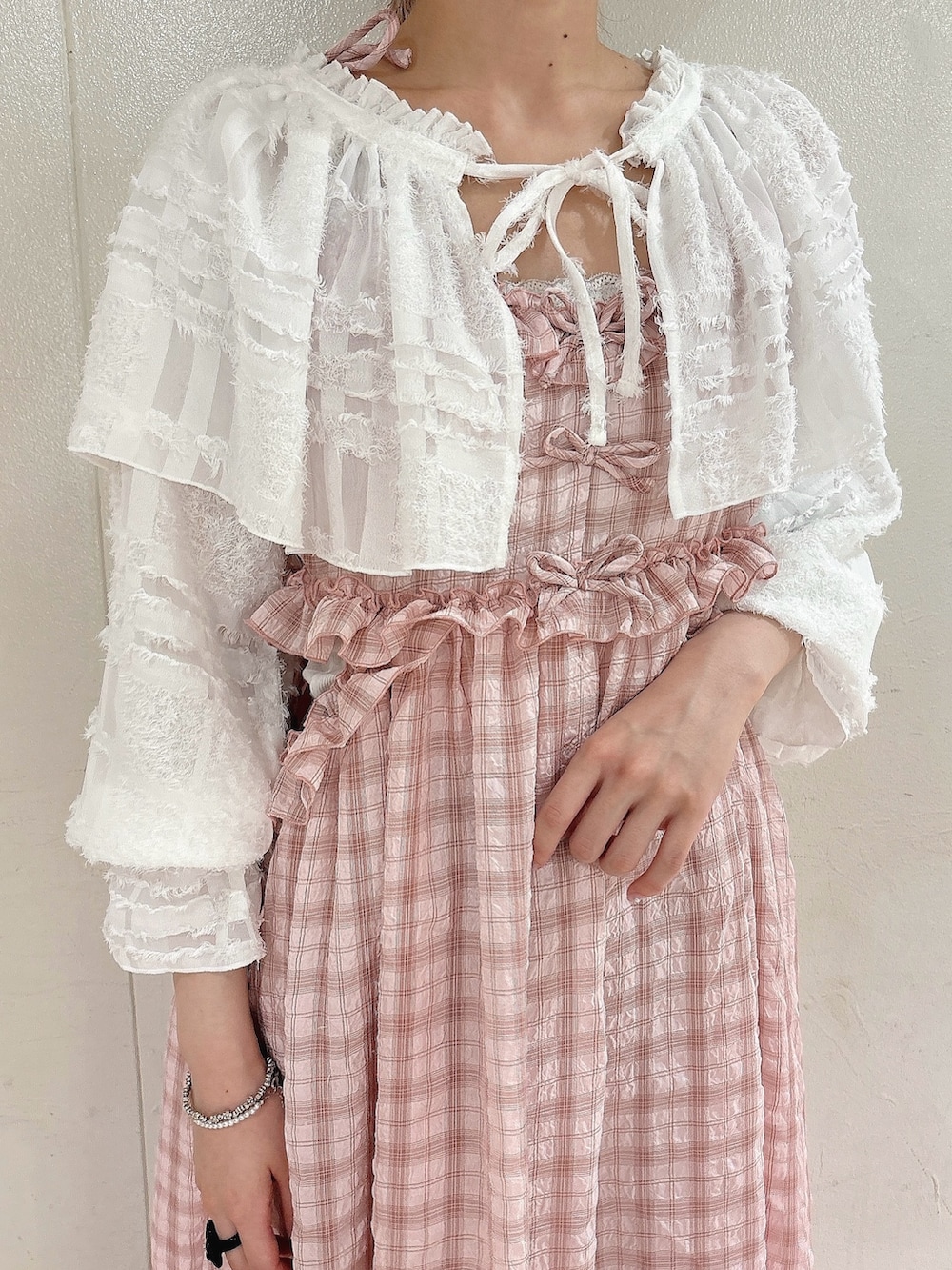 ピンク系のワンピース、ブルー系のデニムパンツ、ホワイト系のシャツ/ブラウスを着用したレディースの夏コーディネートの5枚目の写真