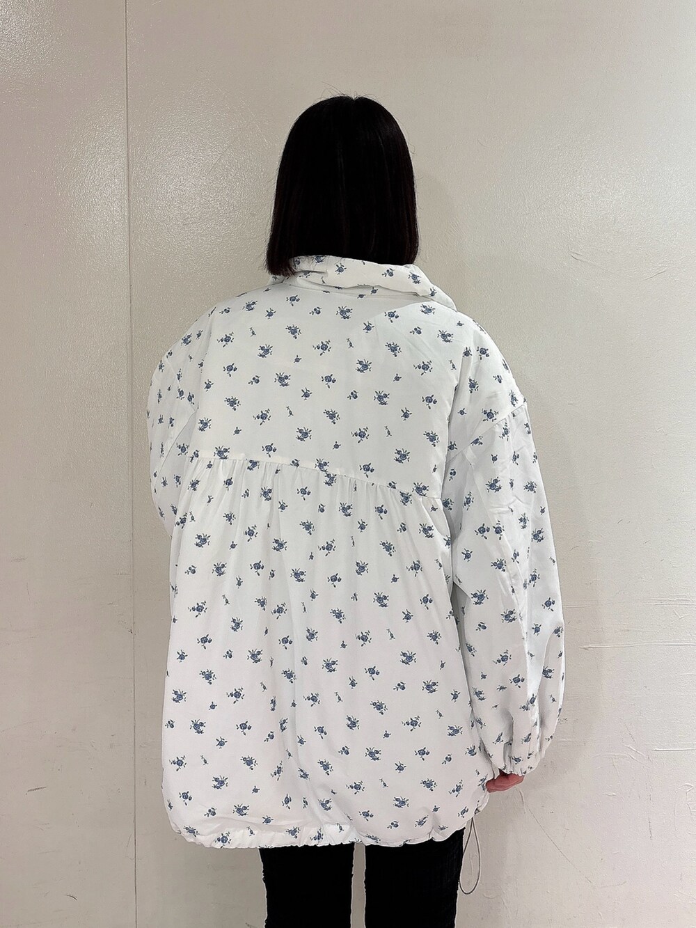 ブルー系のブルゾン、ブラック系のその他パンツ、シルバー系のパンプスを着用したレディースの冬コーディネートの4枚目の写真