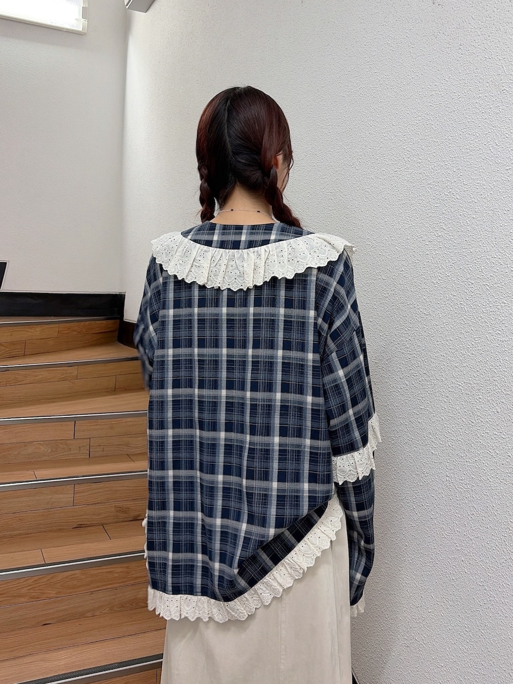 ブルー系のシャツ/ブラウス、ホワイト系のスカート、ブラック系のスニーカーを着用したレディースの秋コーディネートの5枚目の写真