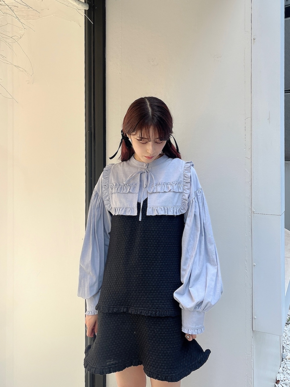 ブラック系のジャンパースカート、ブルー系のシャツ/ブラウス、ブラック系のスニーカーを着用したレディースの夏コーディネートの2枚目の写真