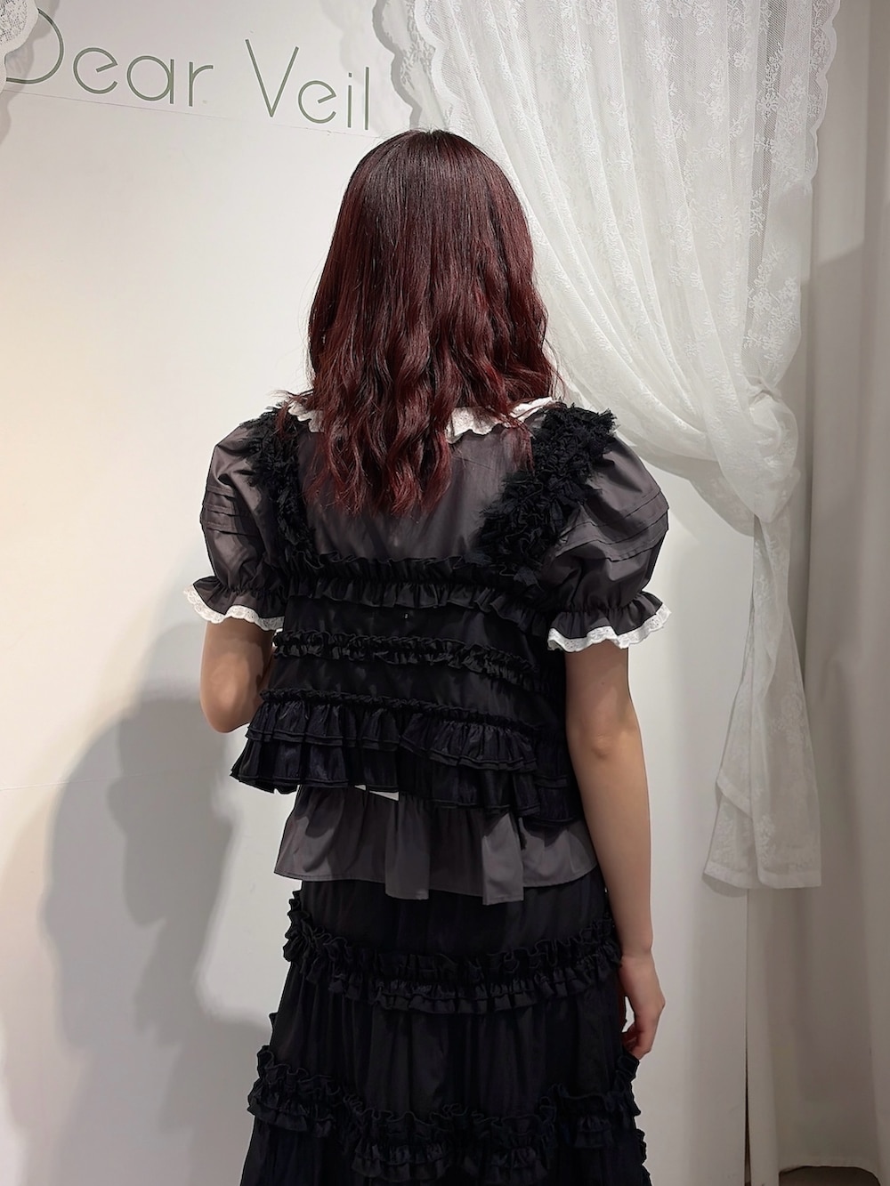 ブラック系のキャミソール、グレー系のシャツ/ブラウス、ブラック系のスカートを着用したレディースの春コーディネートの4枚目の写真