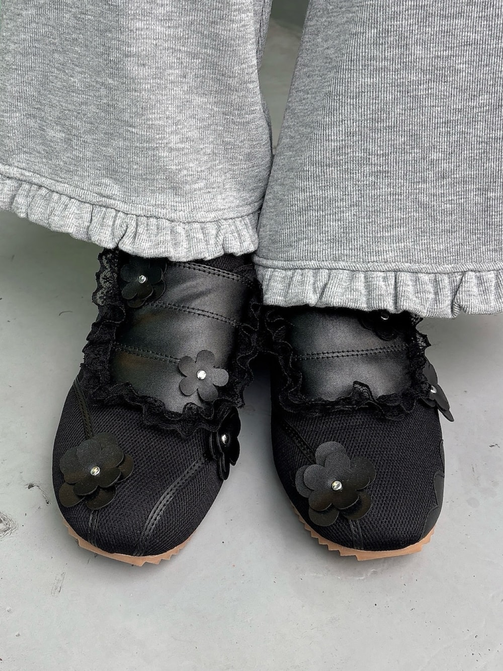 グレー系のベスト、ピンク系のTシャツ/カットソー、グレー系のスウェットパンツを着用したレディースの秋コーディネートの7枚目の写真