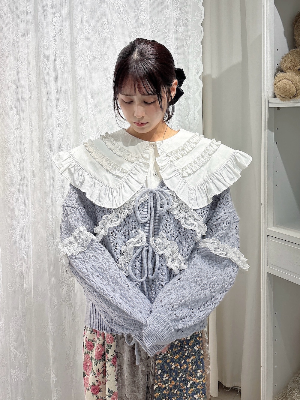 ブルー系のカーディガン/ボレロ、ピンク系のワンピース、ホワイト系のシャツ/ブラウスを着用したレディースの秋コーディネートの3枚目の写真