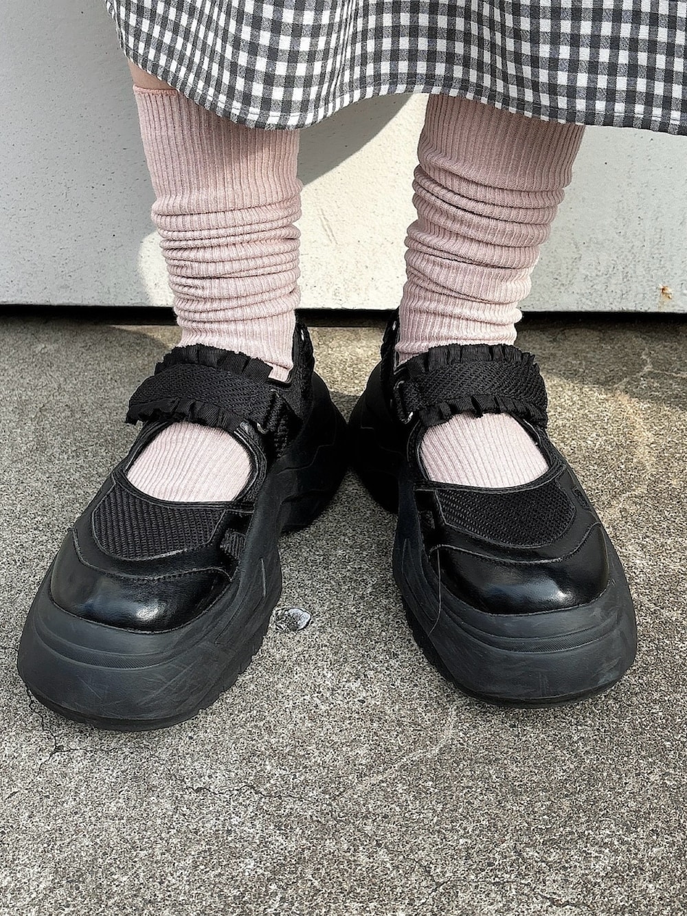 ホワイト系のショルダーバッグ、ブラック系のワンピース、ブラック系のキャミソールを着用したレディースの冬コーディネートの4枚目の写真