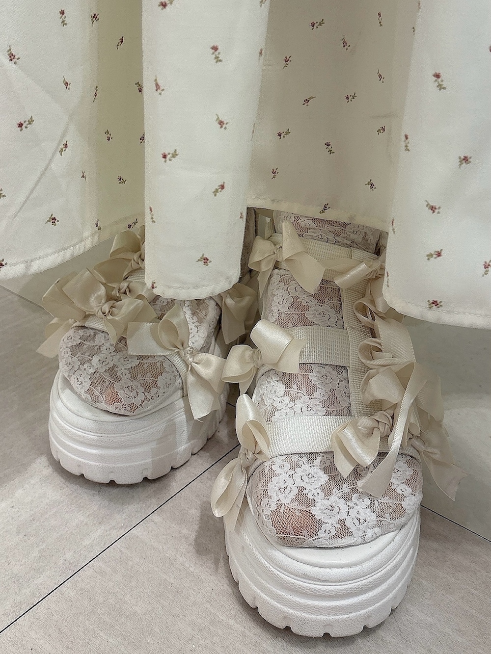 グリーン系のワンピース、ブルー系のシャツ/ブラウス、ホワイト系のサンダルを着用したレディースの春コーディネートの7枚目の写真