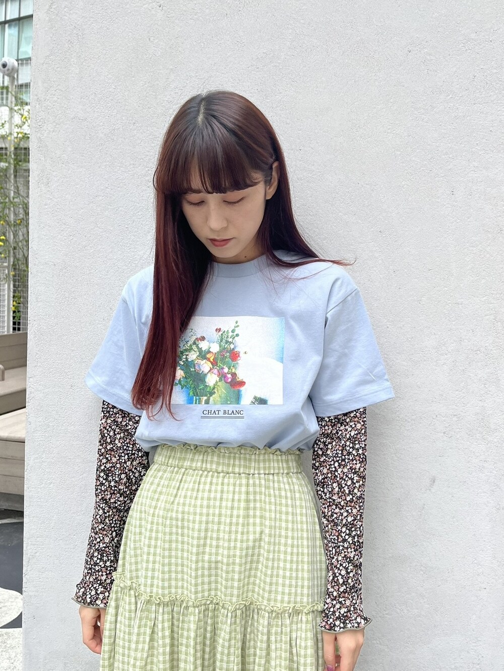 ブラック系のTシャツ/カットソー、ホワイト系のローファー、ブルー系のTシャツ/カットソーを着用したレディースの春コーディネートの3枚目の写真