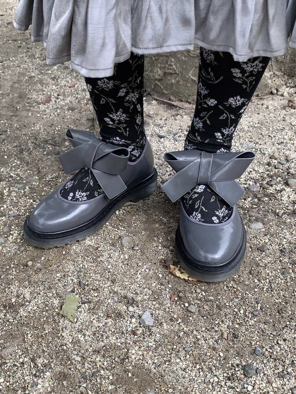 ベージュ系のワンピース、グレー系のパンプス、ブラック系のタイツ/ストッキングを着用したレディースの秋コーディネートの3枚目の写真