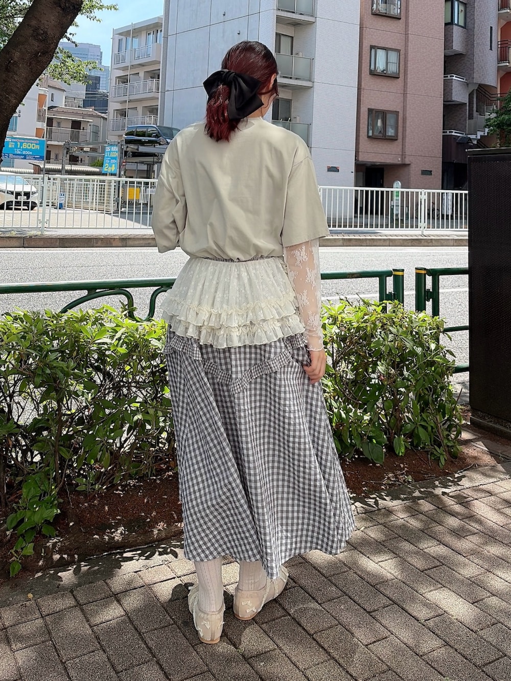 グレー系のスカート、ホワイト系のバレエシューズ、グリーン系のTシャツ/カットソーを着用したレディースの春コーディネートの2枚目の写真