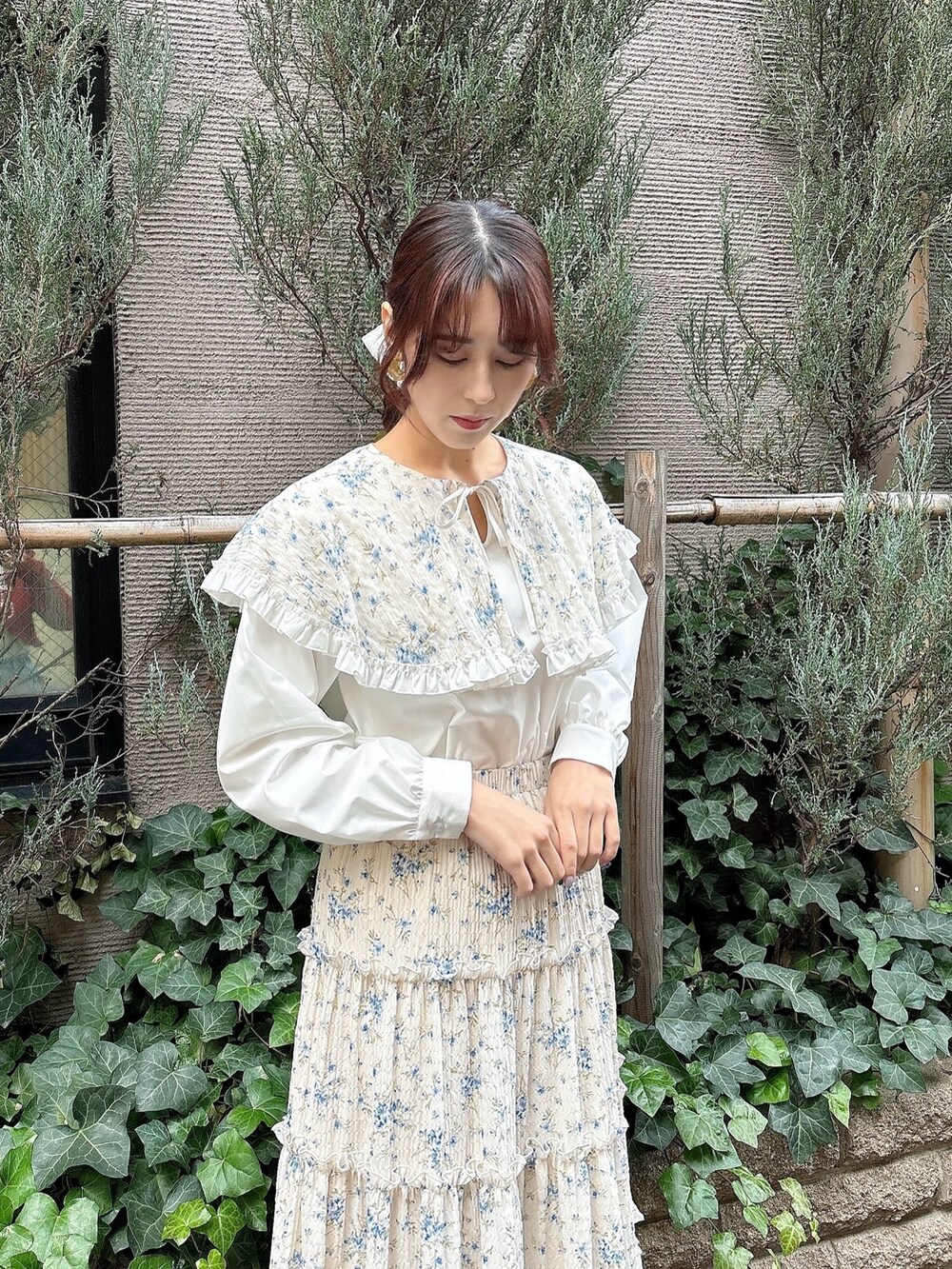 ブルー系のシャツ/ブラウス、ブルー系のスカート、ホワイト系のバレエシューズを着用したレディースの冬コーディネートの2枚目の写真