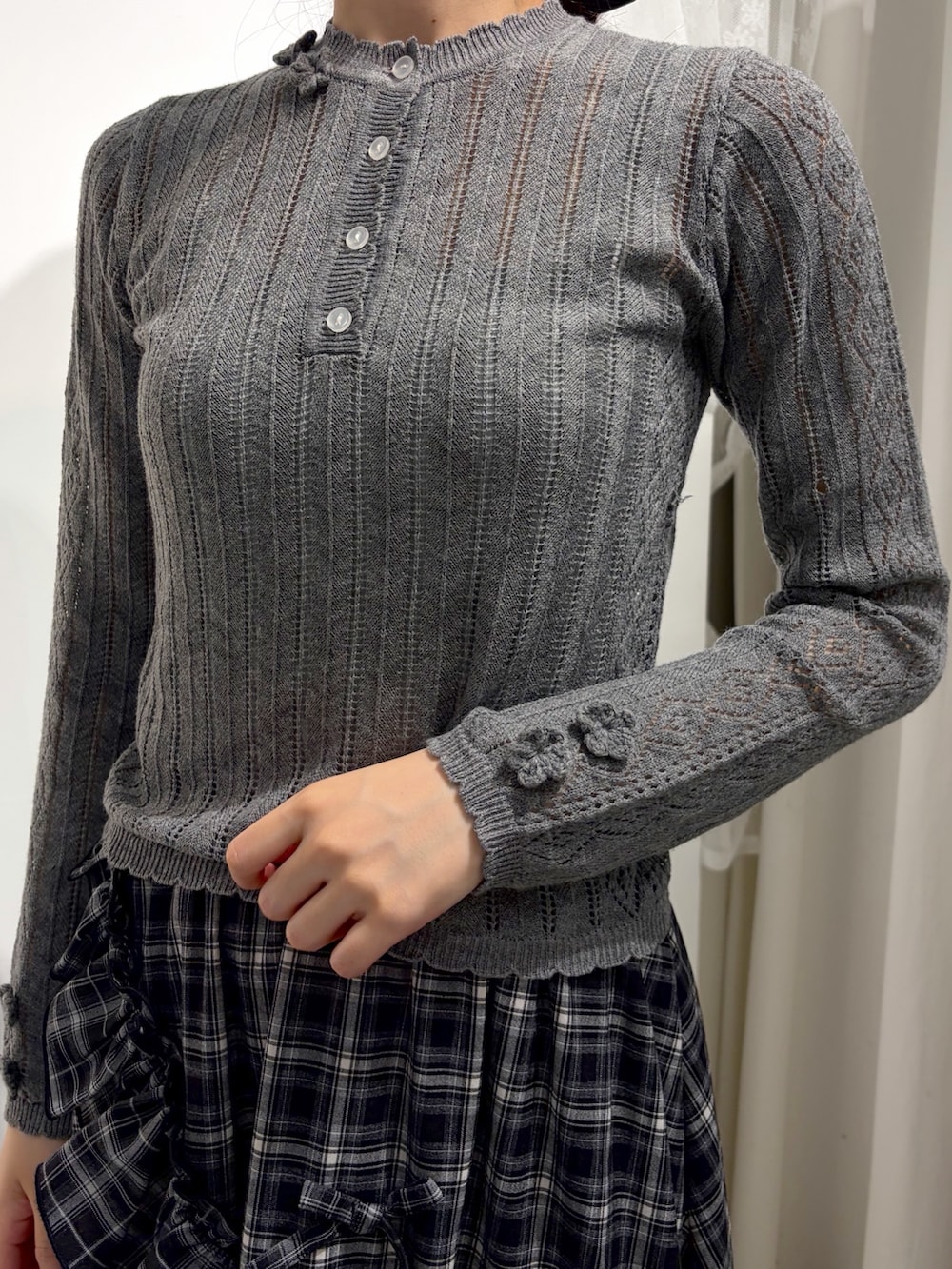 グレー系のニット/セーター、ブラック系のスカート、ブルー系のバレエシューズを着用したレディースの夏コーディネートの6枚目の写真