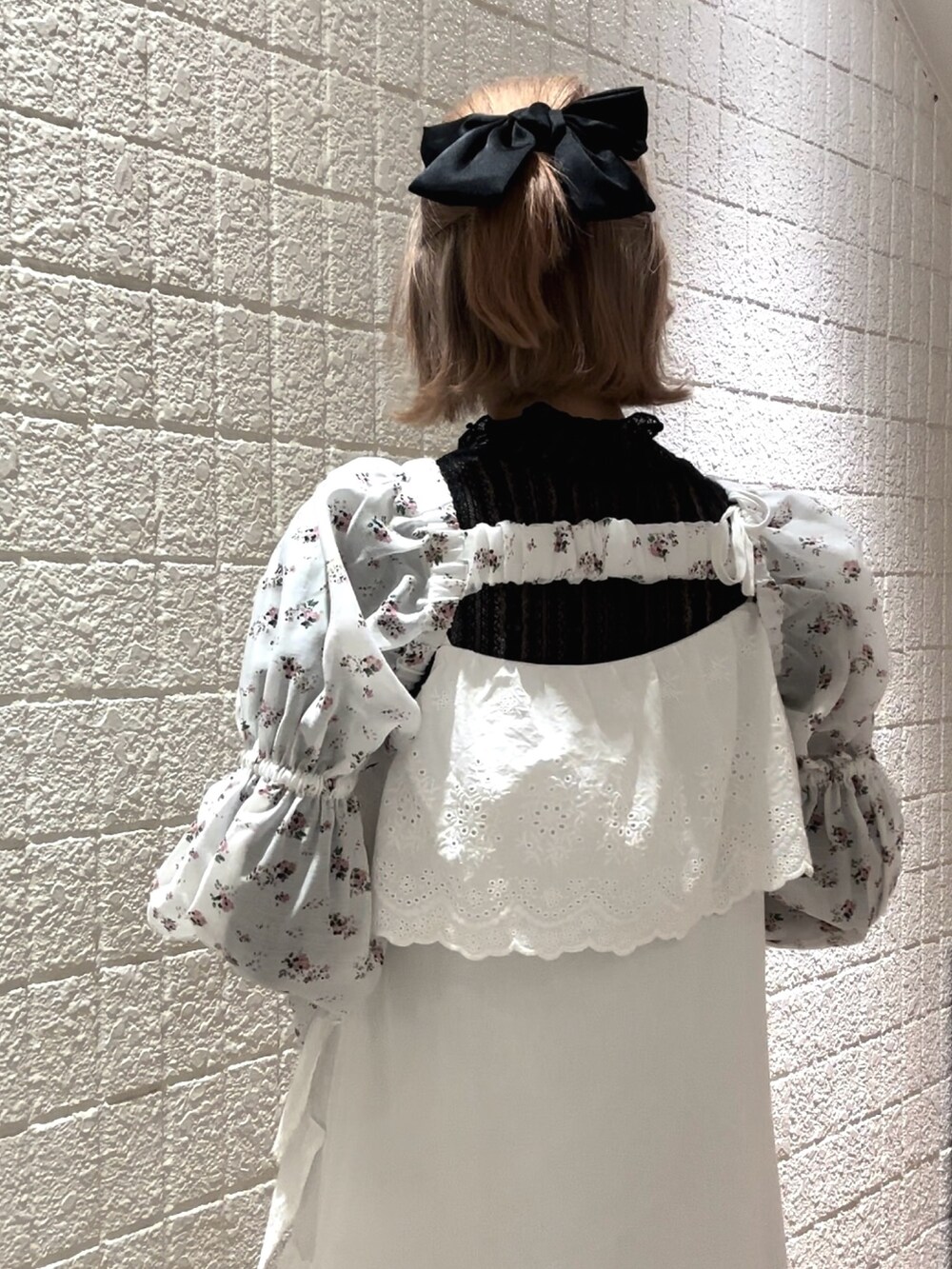 ホワイト系のワンピース、ホワイト系のカーディガン/ボレロ、ブラック系のTシャツ/カットソーを着用したレディースの春コーディネートの4枚目の写真