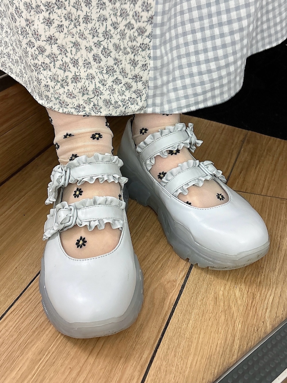 ブラック系のカーディガン/ボレロ、ブルー系のワンピース、ブルー系のスニーカーを着用したレディースの春コーディネートの5枚目の写真