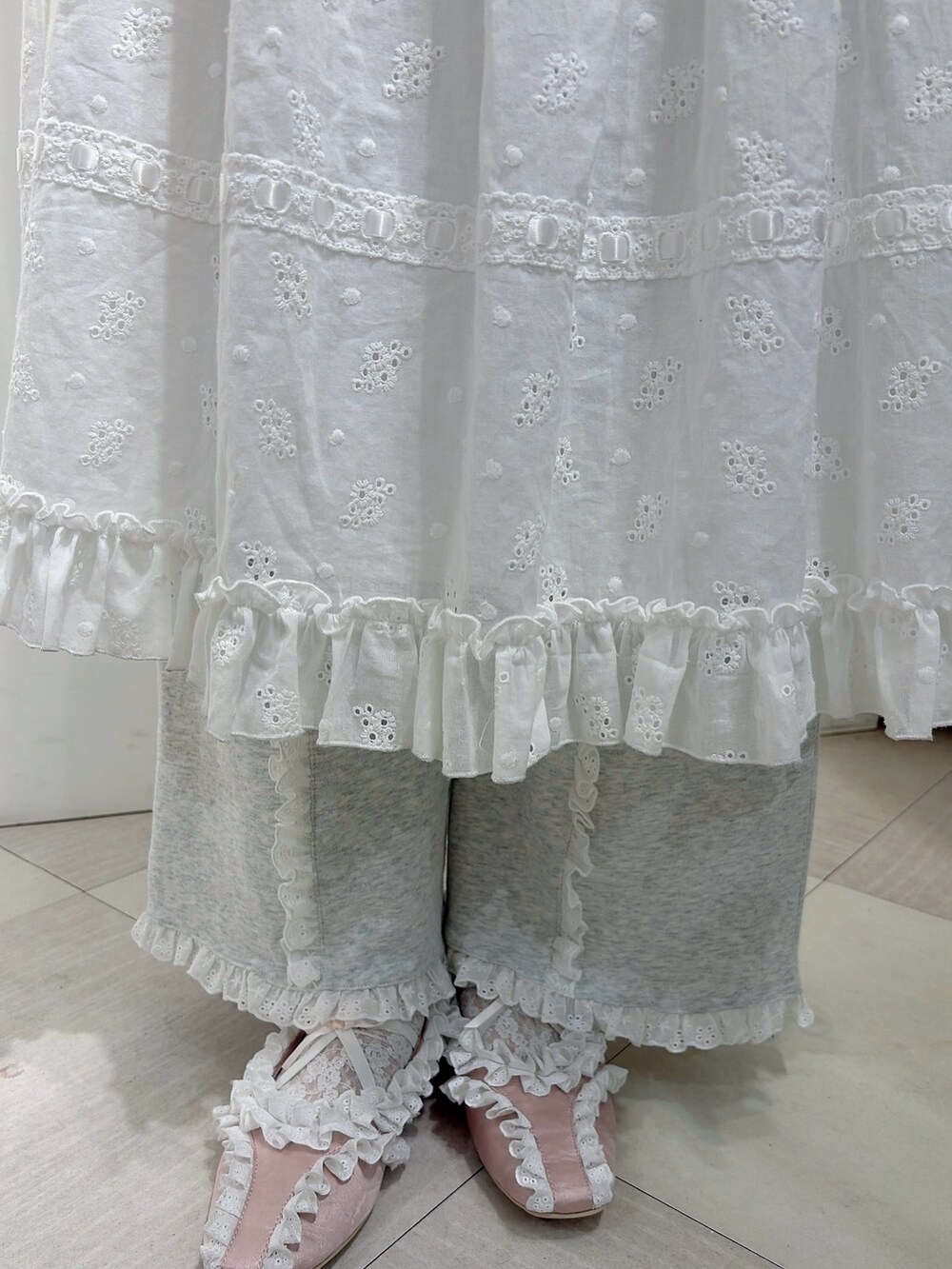 ホワイト系のTシャツ/カットソー、ホワイト系のワンピース、グレー系のスウェットパンツを着用したレディースの冬コーディネートの7枚目の写真