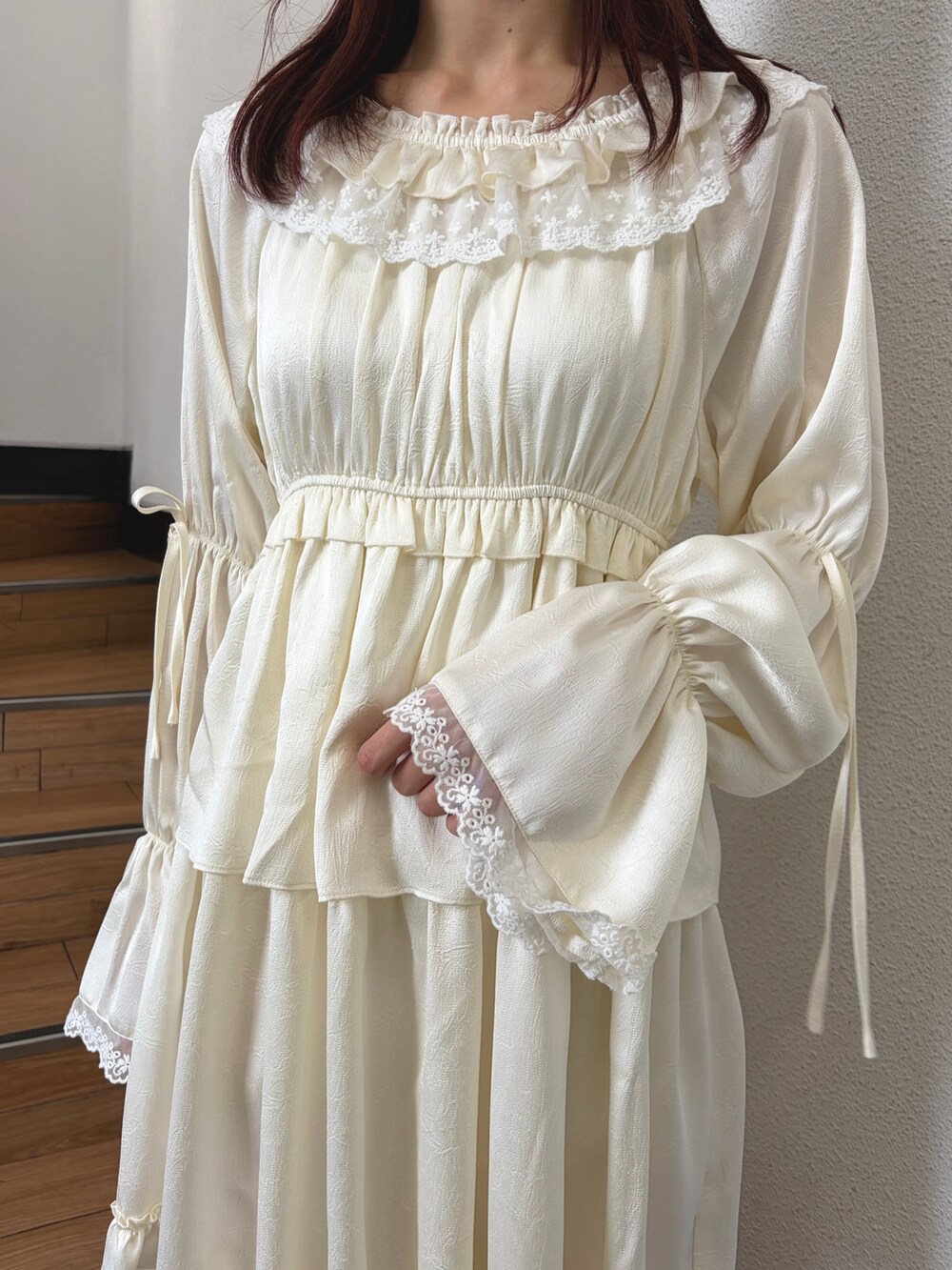 ホワイト系のワンピース、ホワイト系のブーツを着用したレディースの夏コーディネートの5枚目の写真